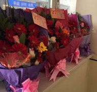 花送雷鋒手，情暖雷鋒心——“萬(wàn)朵鮮花送雷鋒”活動(dòng)溫暖落幕